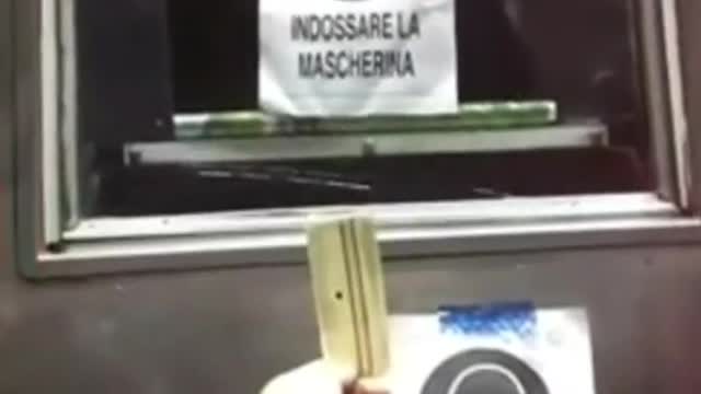 Cerca di pagare l'autostrada al casello ma il casellante rifiuta di accettare il pagamento