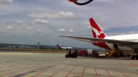 Qantas 747-400 VH-OJD landing Perth (YPPH) Runway 21