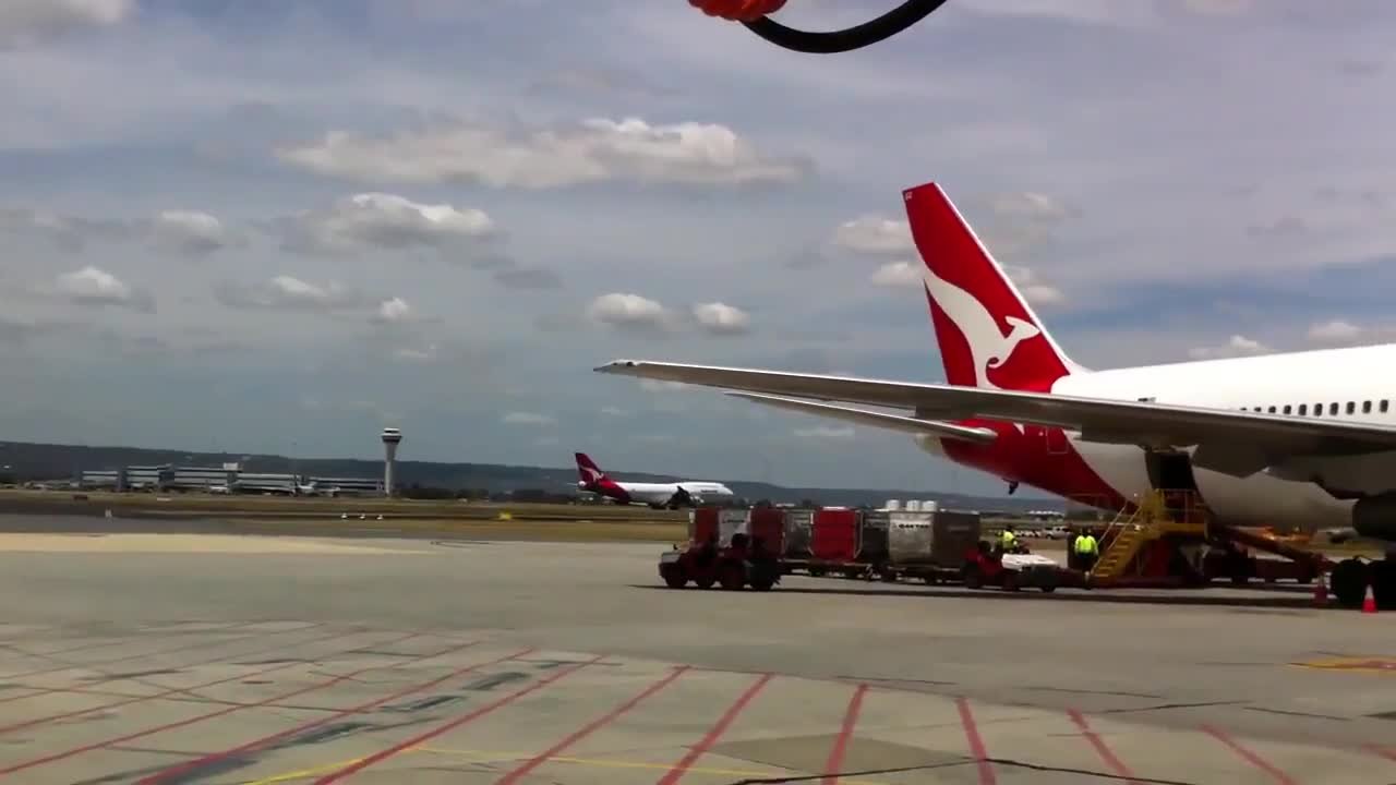 Qantas 747-400 VH-OJD landing Perth (YPPH) Runway 21