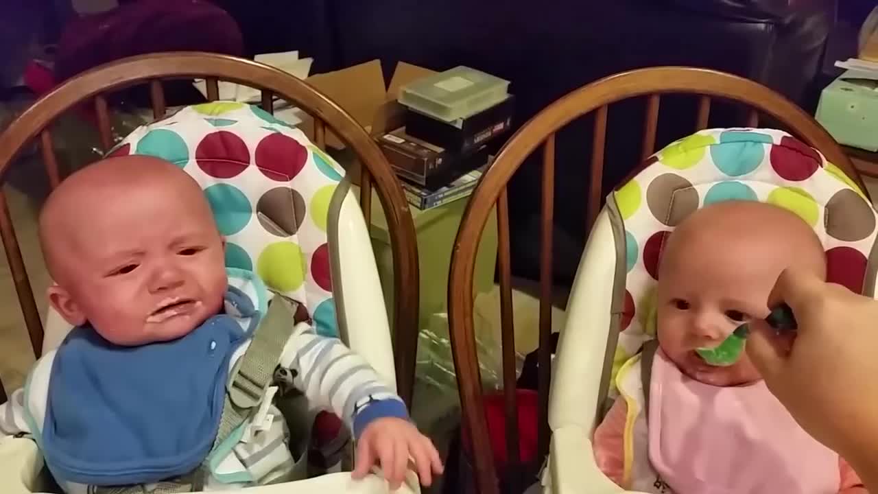 Twin babiies funniest eating video