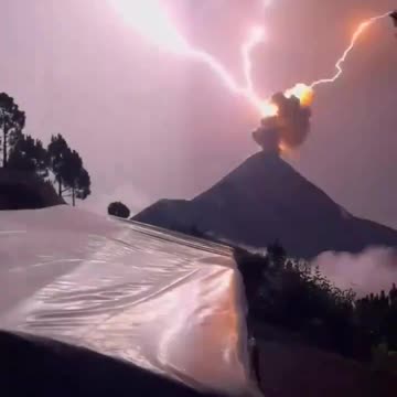 Incredible Lightning strike on top of Guatemala Volcano 🌋⚡