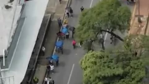 Así avanza la marcha de profesores por la carrera 27