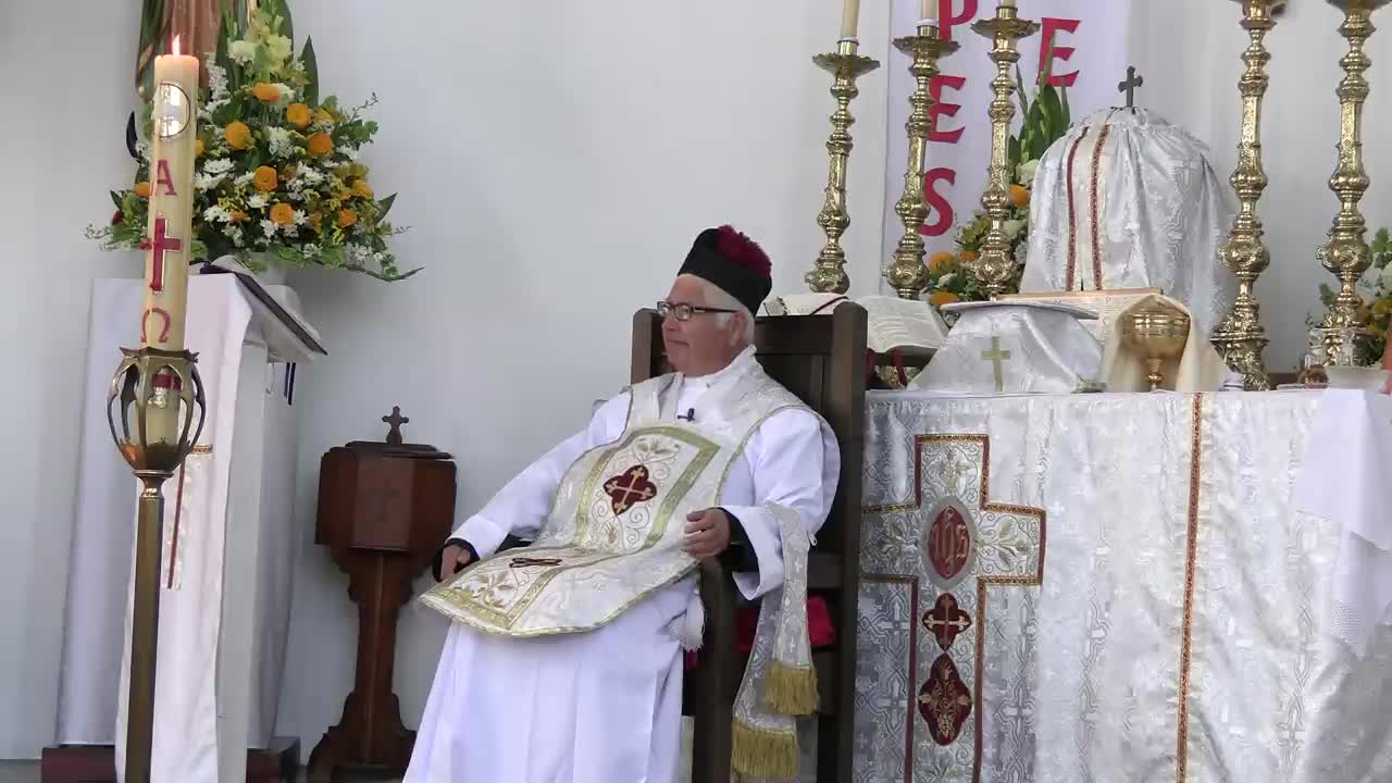 520 - Sacerdote, recoge los pedazos dispersos de la Iglesia y empieza a reconstruir.