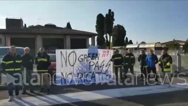 Verona: vigili del fuoco contro il green pass