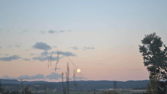 2021-03-27 Moonrise @ Launceston [4K]