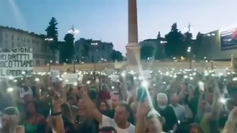 HAPPENING NOW 🚨 Large anti-vaccine passports protest at Piazza del Popolo in Rome.