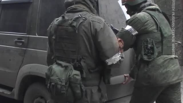 Russian paratroopers guard checkpoints in Kiev region RT