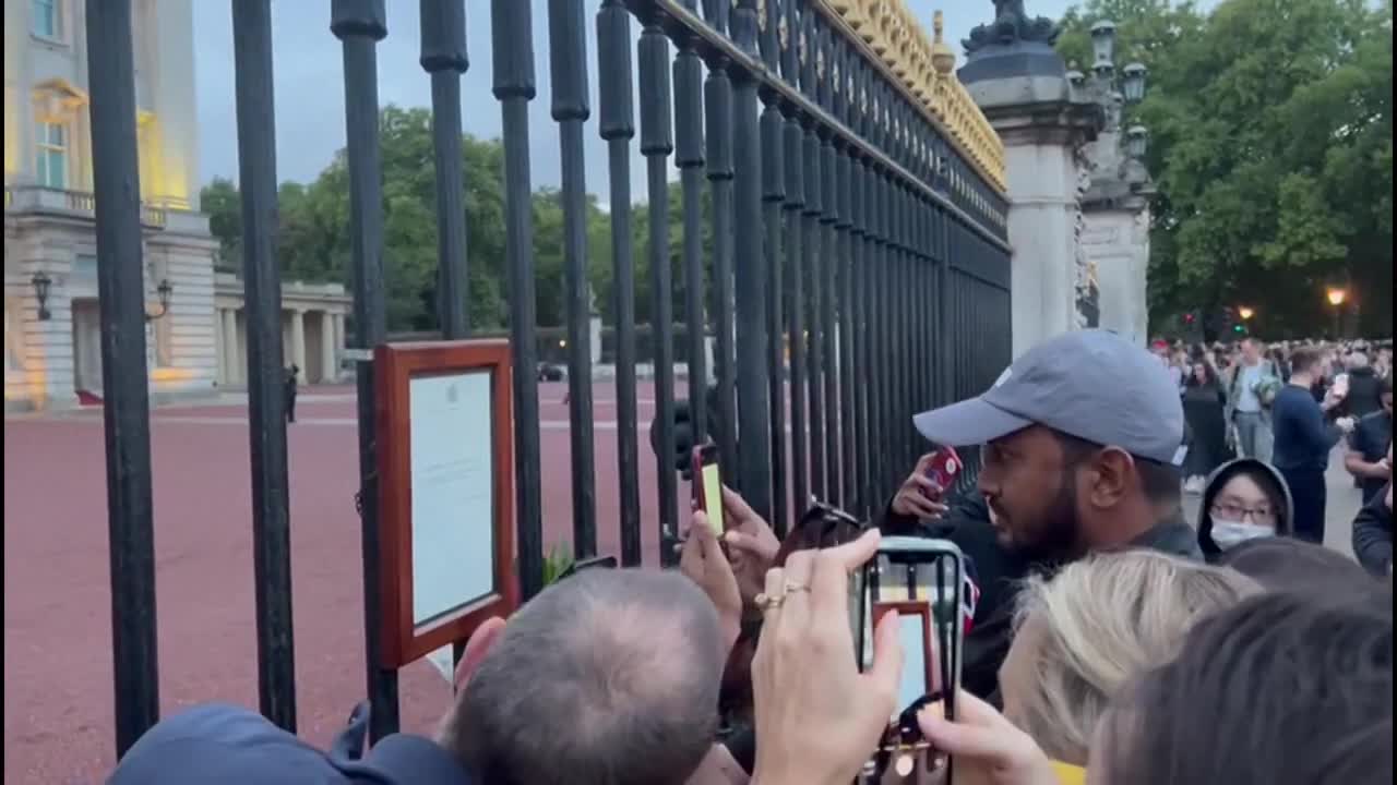 Mort d'Elizabeth II_ une foule devant Buckingham Palace pour voir l'avis officiel _ AFP Images