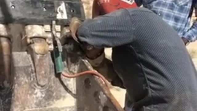 Guy Pranks Welder by Obstructing his Vision