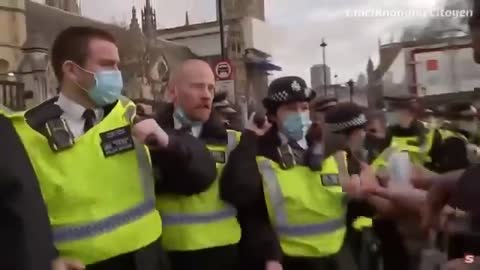 London citicens clash police april 21