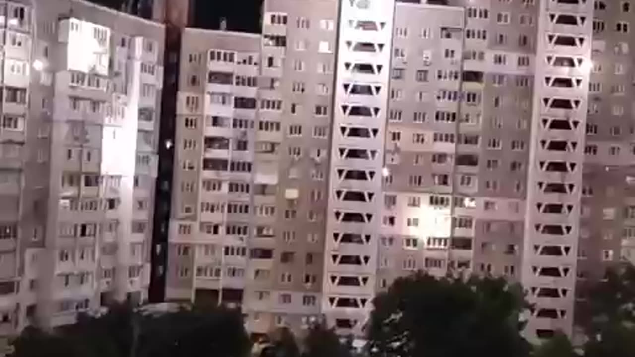 Pokus o sestreleni ruského dronu Geran nad obytnými oblastmi Kyjeva