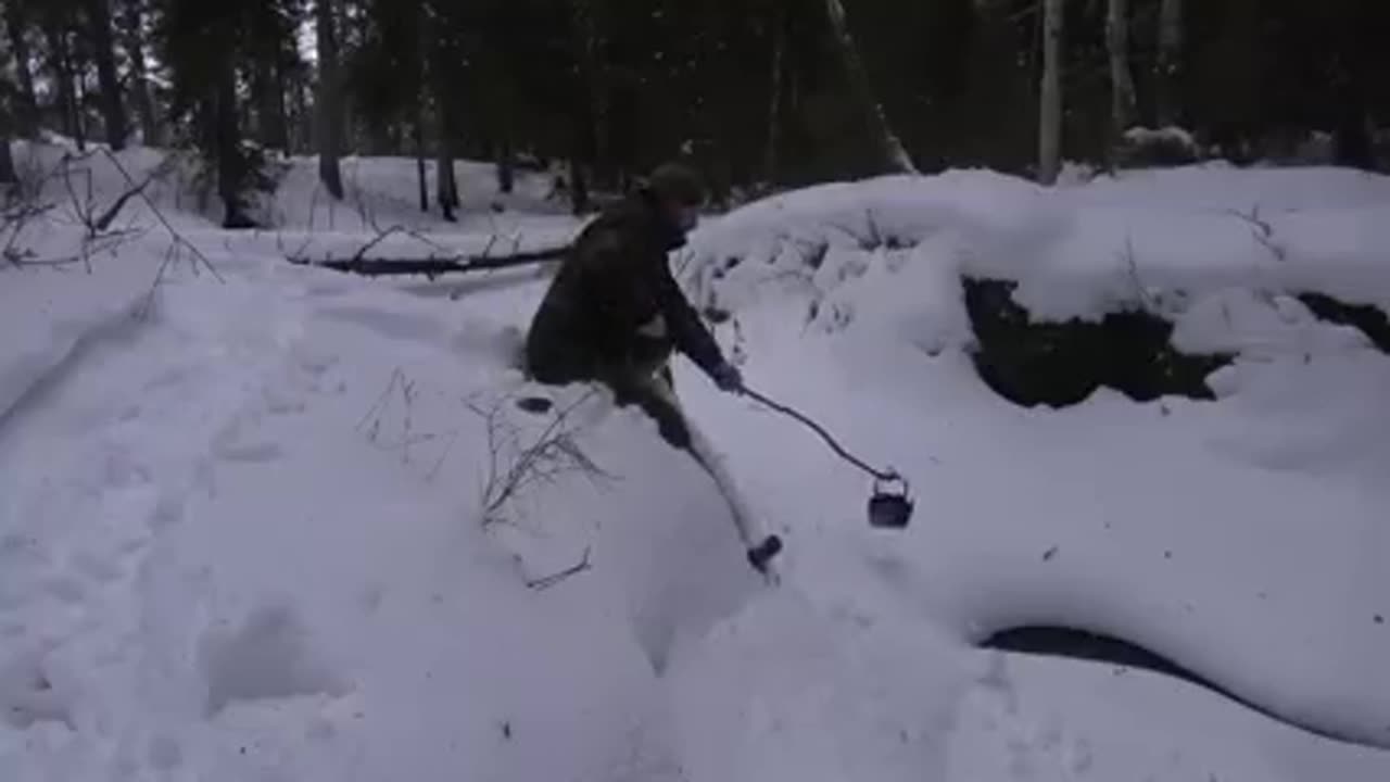 SOLO BUILDING A SMALL LOG CABIN ON THE CLIFF OF THE RIVER