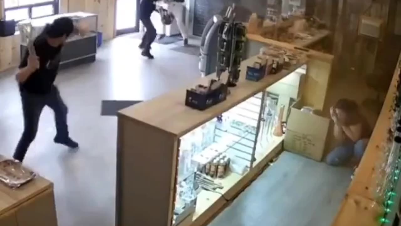 Man has to defend his store with a bong