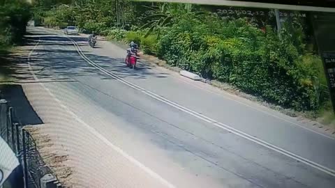 Bike rider save his life from accident just second