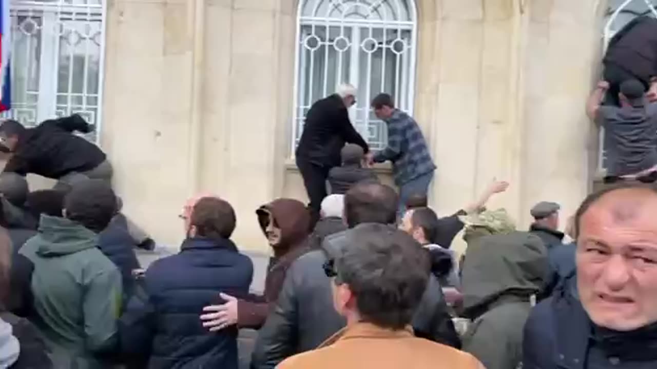 🇬🇪 Protesters in Abkhazia broke bars on parliament building and broke inside!