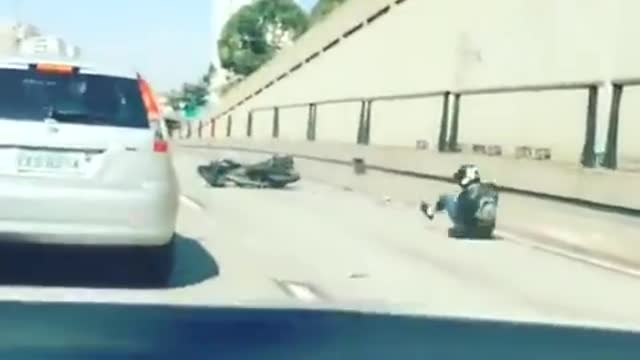 MAN ON MOTORCYCLE KICKS CAR WHILE TRAVELING DOWN THE HIGHWAY...A LESSON IN PHYSICS THE HARD WAY