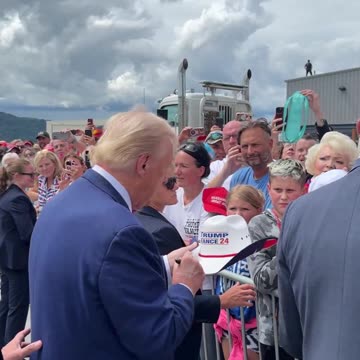 Trump signing hats in Pennsylvania