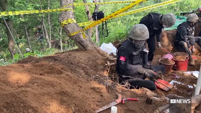 Australians stepping onto the world's most dangerous land to help recover dead soldiers _ ABC News