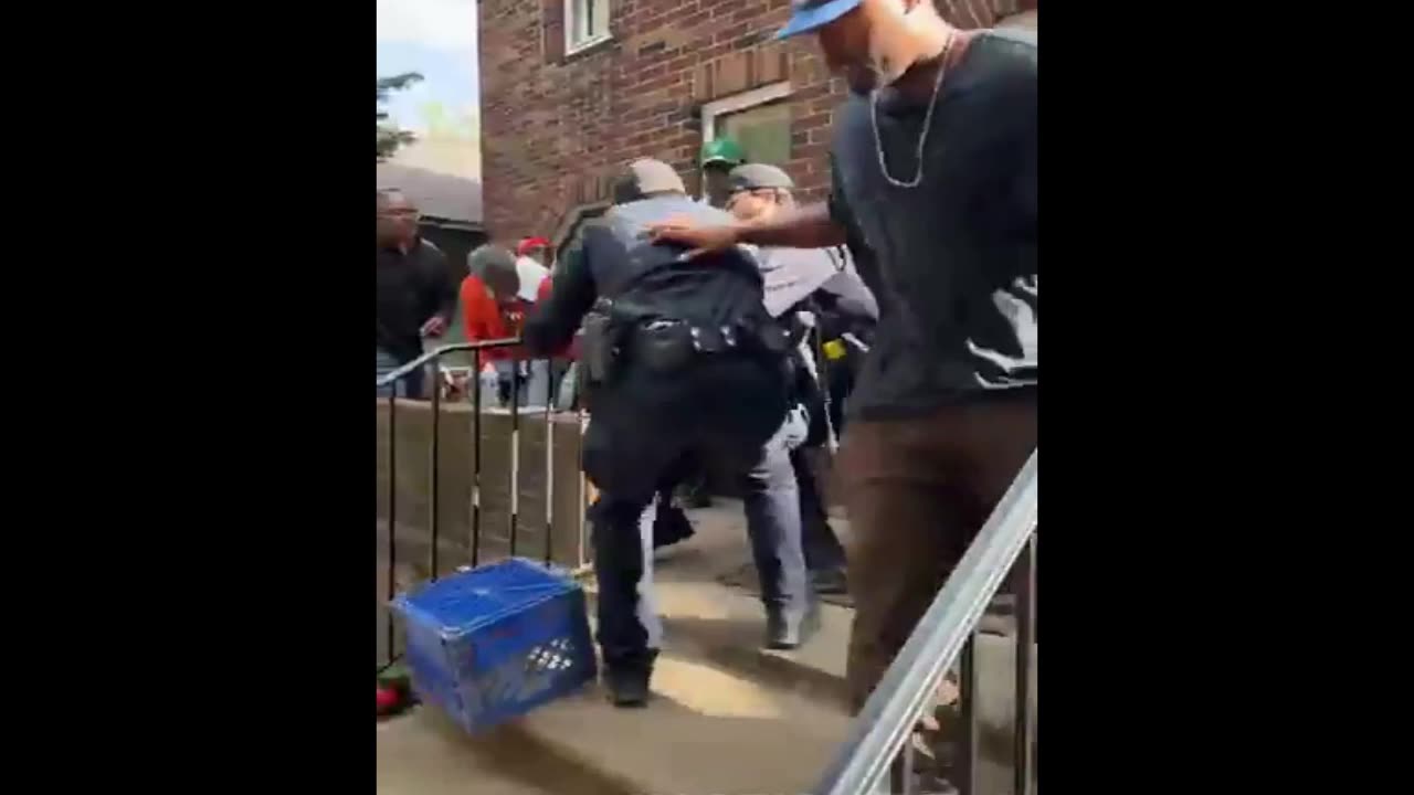 Detroit Cops Punch Black Man During Arrest