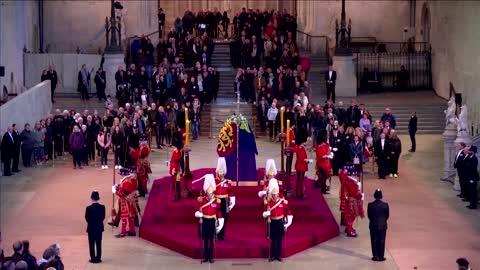 Timelapse: Endless queues to see Queen's coffin