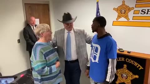 Good Samaritan Earns Sheriff’s Reward 🏃‍♂️💼🏅