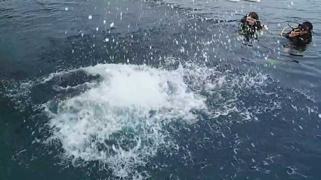 Giant stride from a banka boat, two Filipino first time scuba diving!