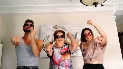 Ella la mejor 😎♥️ #tiktok #challenge #feliz #viral #music #sunglasses #abuela #sister #Love #home