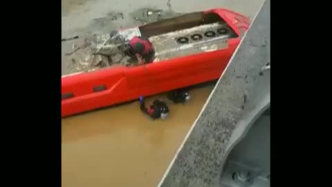 🔞Rescue workers in South Korea have recovered seven bodies from a bus trapped in a flooded tunnel