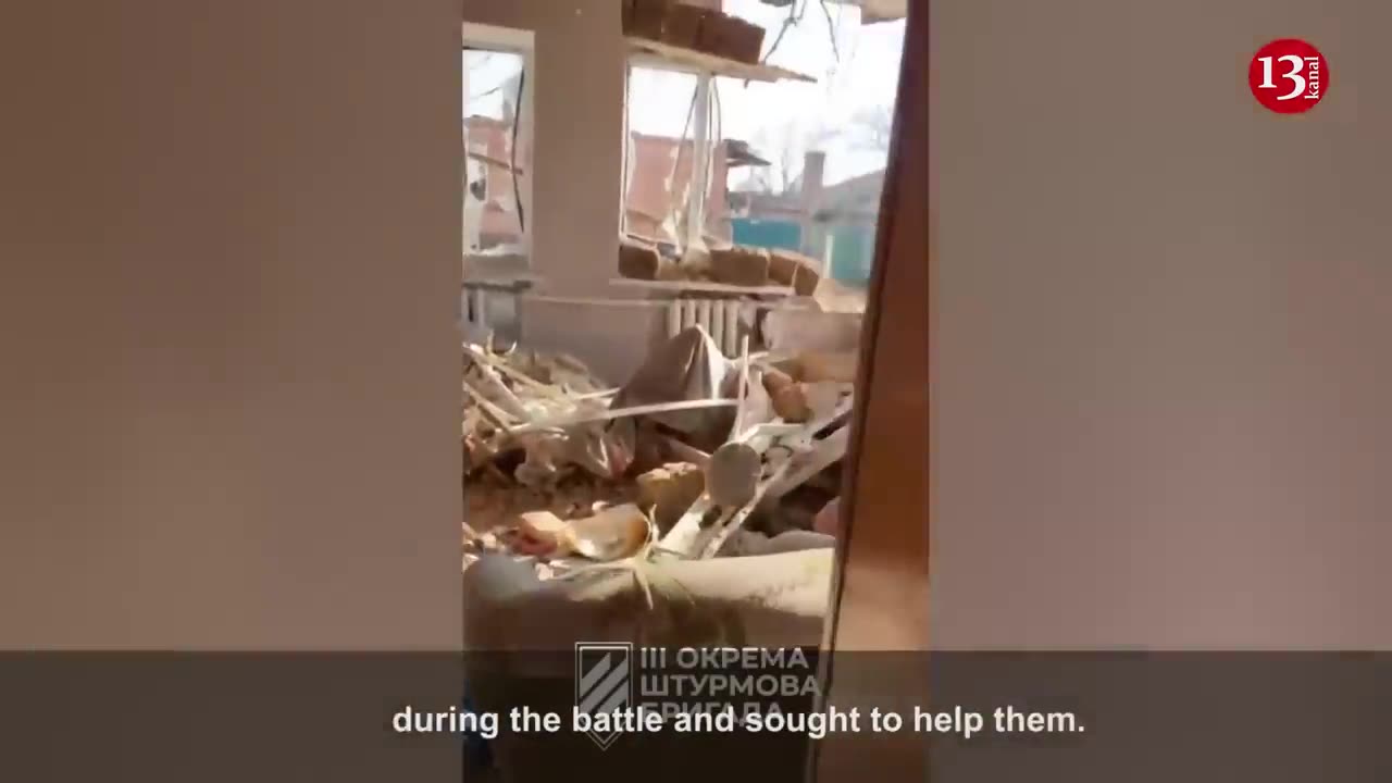 Ukrainian souldgers helping their wounded soldures