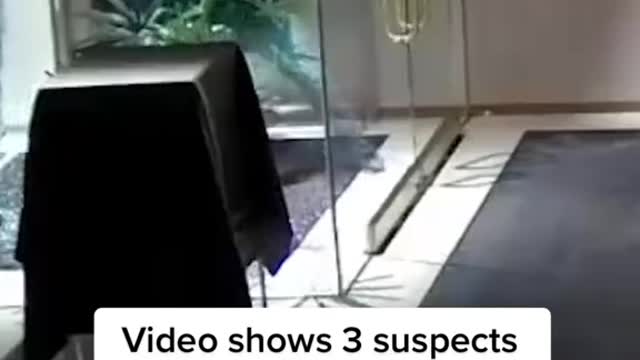 Video shows 3 suspects swiping over $500,000 worth of high-end jewelry from a Manhattan store