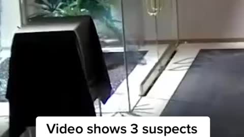 Video shows 3 suspects swiping over $500,000 worth of high-end jewelry from a Manhattan store
