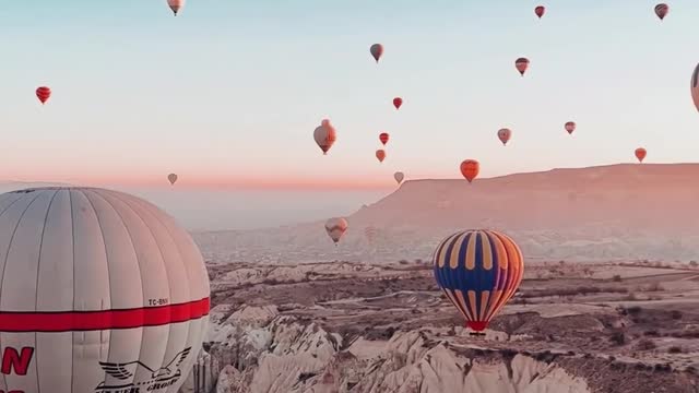 Quem você levaria para aquela voltinha de balão na Capadócia ✈️ 👇 Saiba mais em