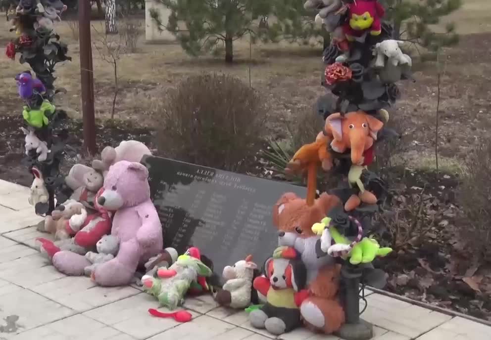 Captured Ukrainian soldiers were brought to the Avenue of Angels, a memorial to 91 children who lost