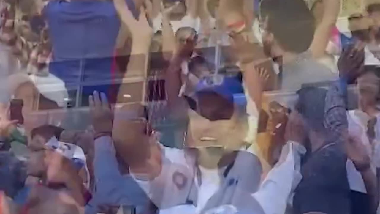 Rajkot fans urging Rohit Sharma not to declare the innings,