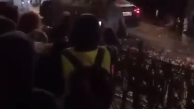 Macron wird von seinem Volk gebührend empfangen...🤣😂🤣