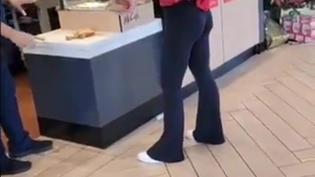 Narcissistic Woman Overreacts About Too Much Ketchup on Sandwich Because "She Is On a Diet"