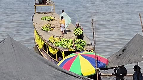 Puerto Plataneros en un día muy caluroso. Pucallpa City Perú.