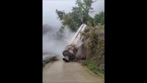 ►🚨▶◾️🇨🇳🇹🇼⚡️⚡ China: Long March 2C Booster Stage falls to Earth