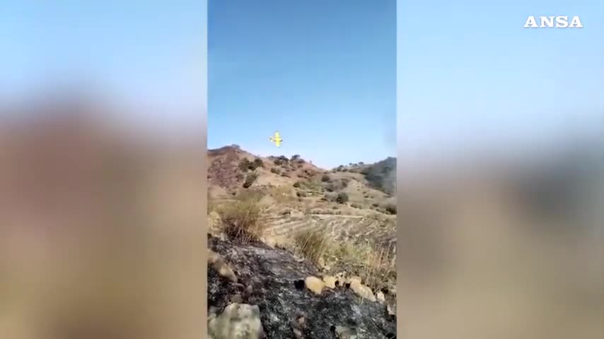 Canadair precipita e si schianta sull'Etna, il momento dell'impatto