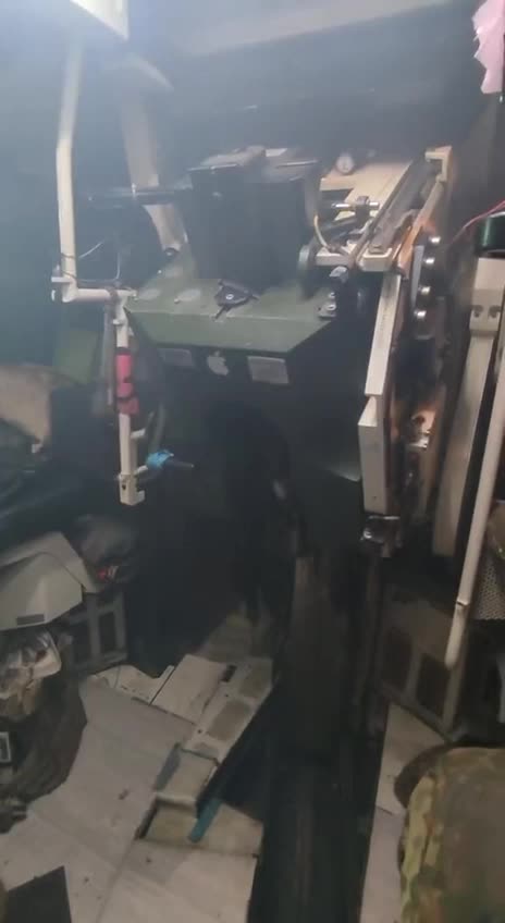 Ukrainian Artillery Crew Inside Massive PZH2000 155mm Gum