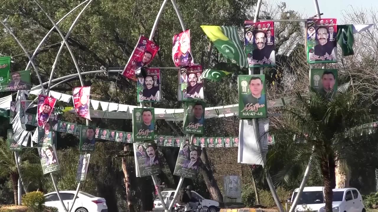 Pakistan election: Sharif, Khan both claim victory