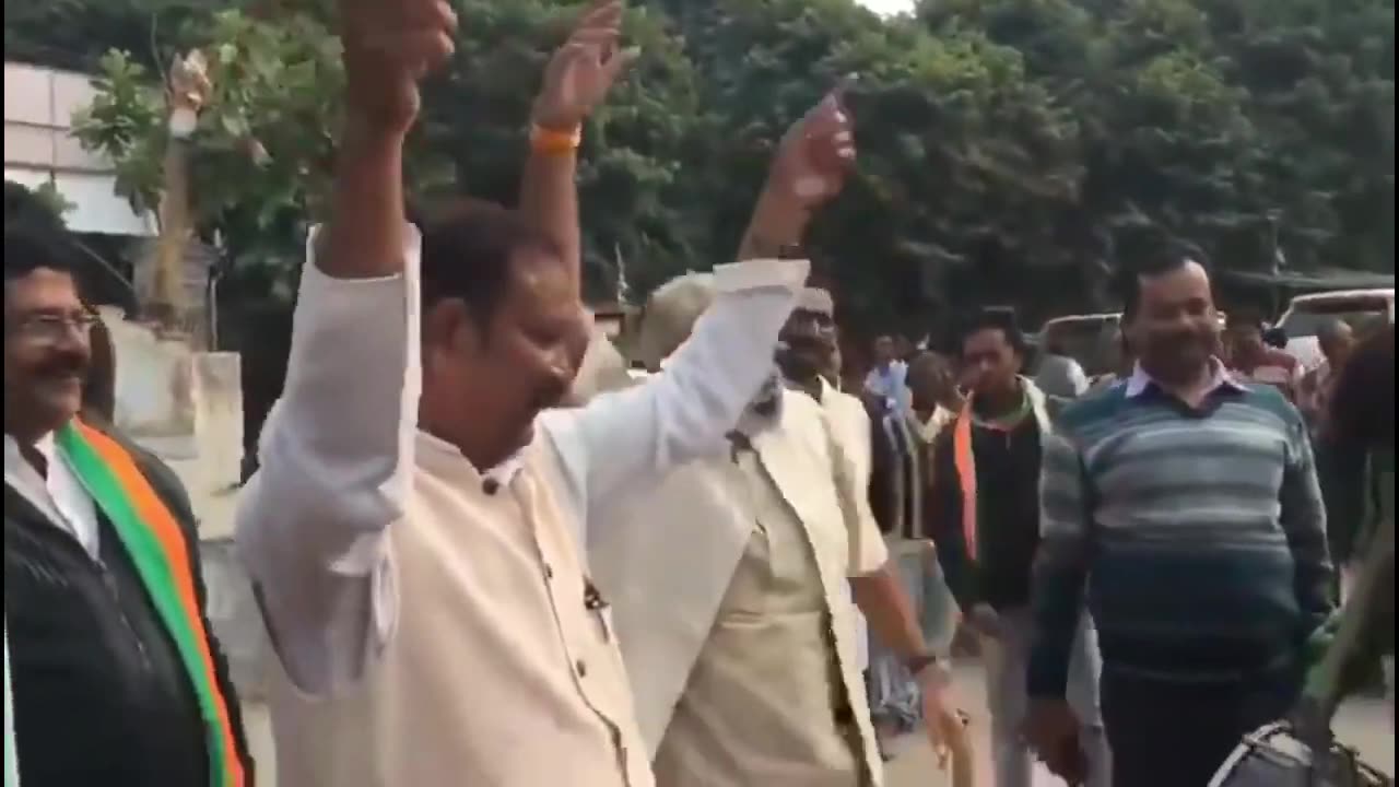 Bharat ke pradhanmantri Mr Narendra Modi nach rahe hain