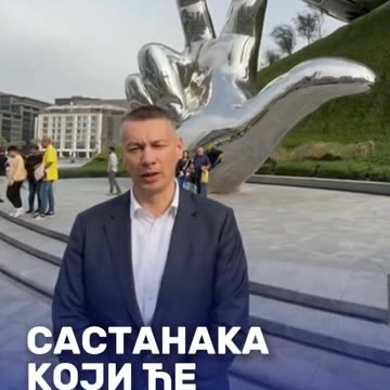 Nešić otišao u Dubai, našao spomenik s podignuta tri prsta