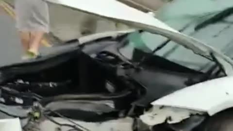 Ferrari fica com frente destruída após acidente e imagens viralizam