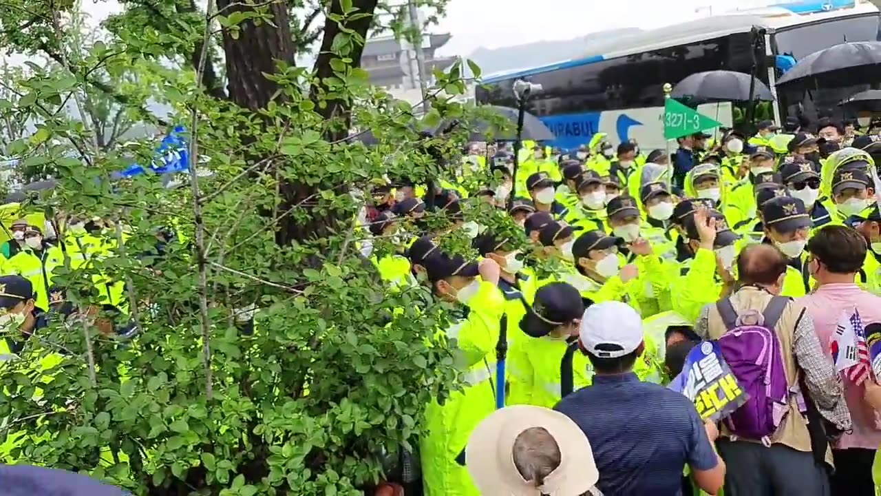 20200825_V3_S02(vDbI8dV2MiA)청와대로 향하는 화난 국민들을 경찰들이 제지하지만, 종합청사 부근에서(2020.08.15 14_21_04)