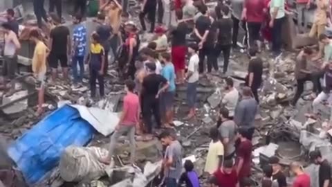 Gaza 28 ottobre, si scava a mani nude sotto le macerie