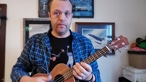 Reentrant and non-reentrant (linear) ukulele comparison