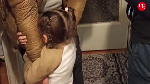 3-year-old girl tries to protect her father from police- Touching moment during Aziz Orujov’s arrest