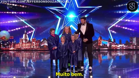Escola Primária Flakefleet emociona David Williams e ganha o Botão de Ouro