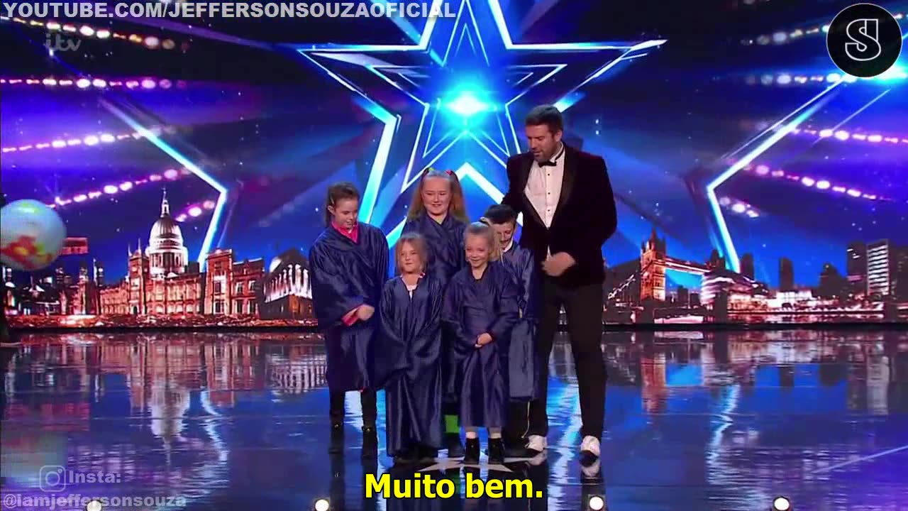 Escola Primária Flakefleet emociona David Williams e ganha o Botão de Ouro